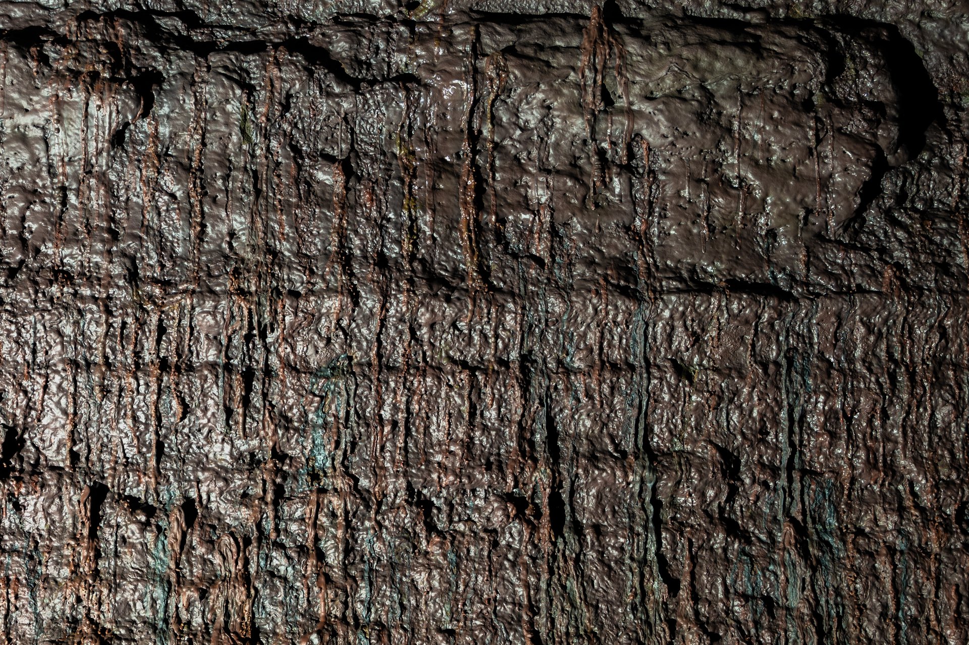 Víðgelmir lava cave colorful walls minerals underground
