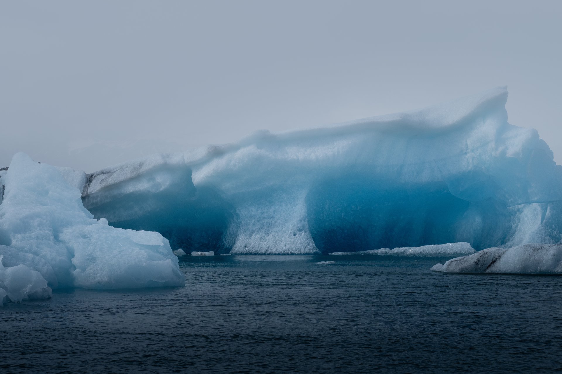 Jökulsárlón glacier lagoon floating icebergs blue ice