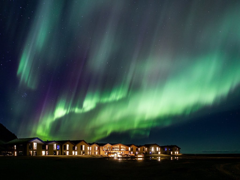 Hótel Jökulsárlón with northern lights dancing over the glacier lagoon
