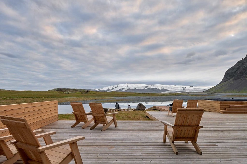 Hótel Jökulsárlón terrace with views over the glacier lagoon