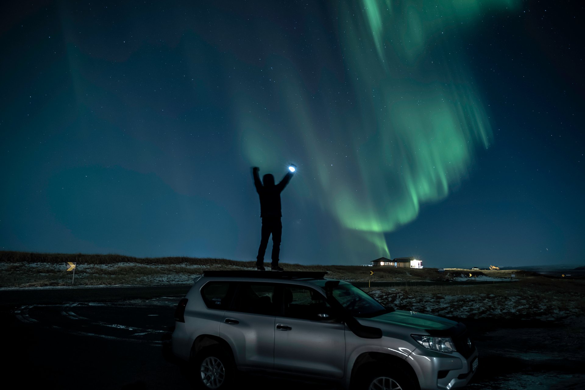 Guide privé et voyageurs dans un paysage islandais