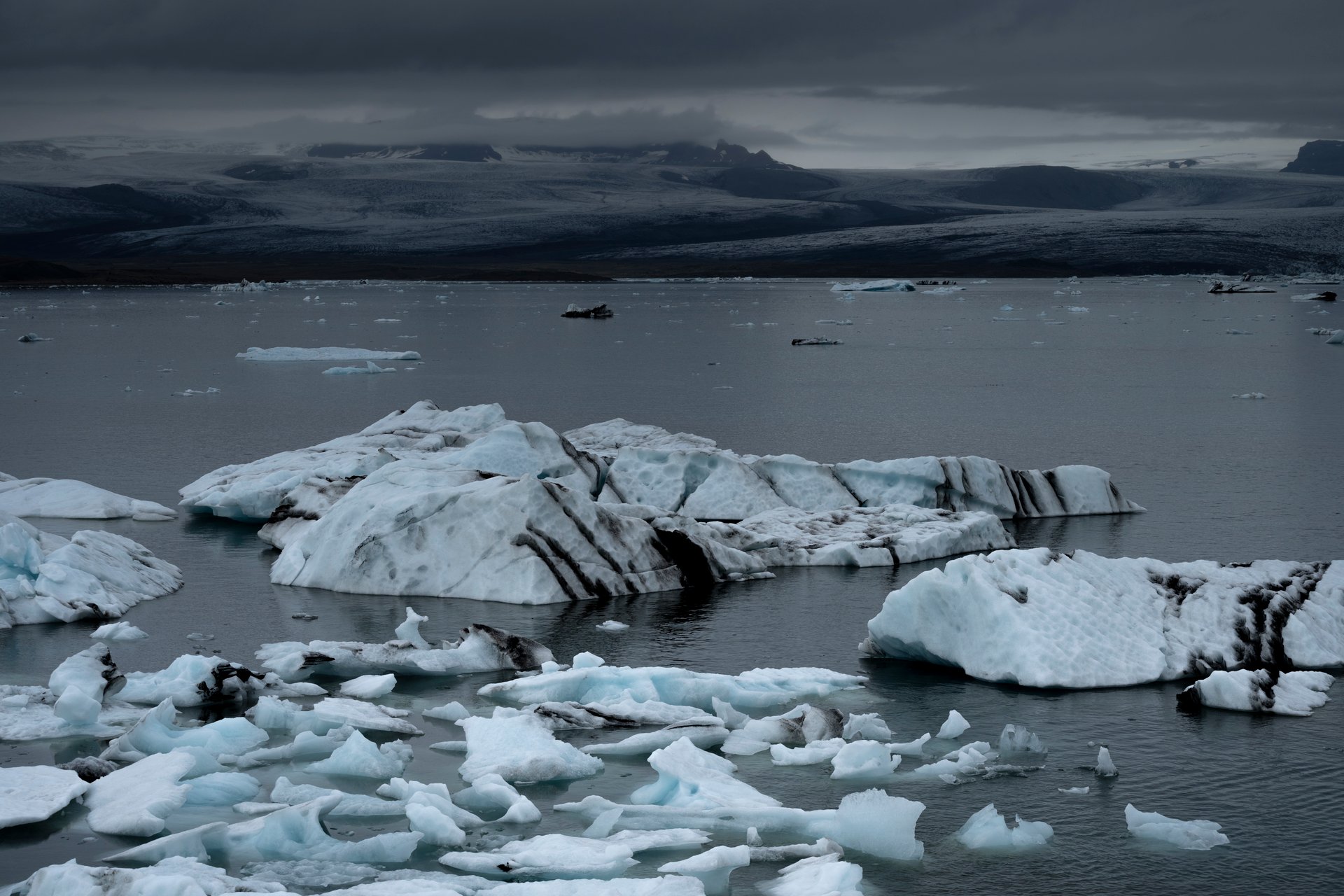 Lagon glaciaire de Jökulsárlón avec des icebergs