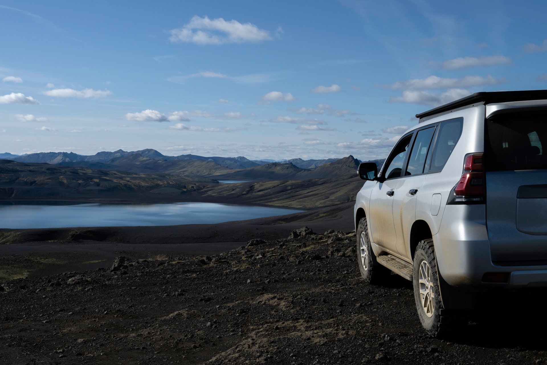 Route islandaise traversant un paysage volcanique représentant le nouveau système de taxe kilométrique