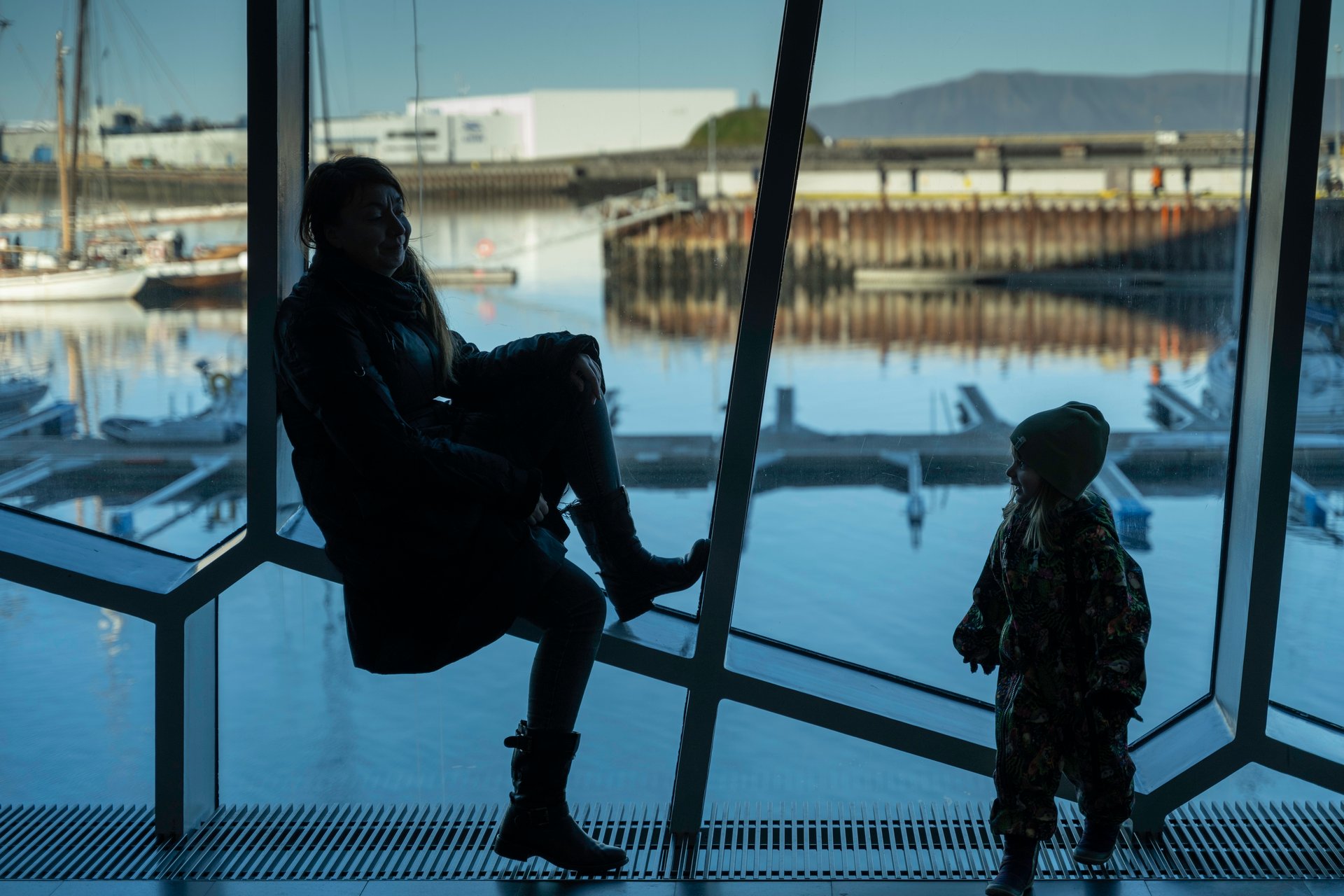 Mère et fille explorant Reykjavík