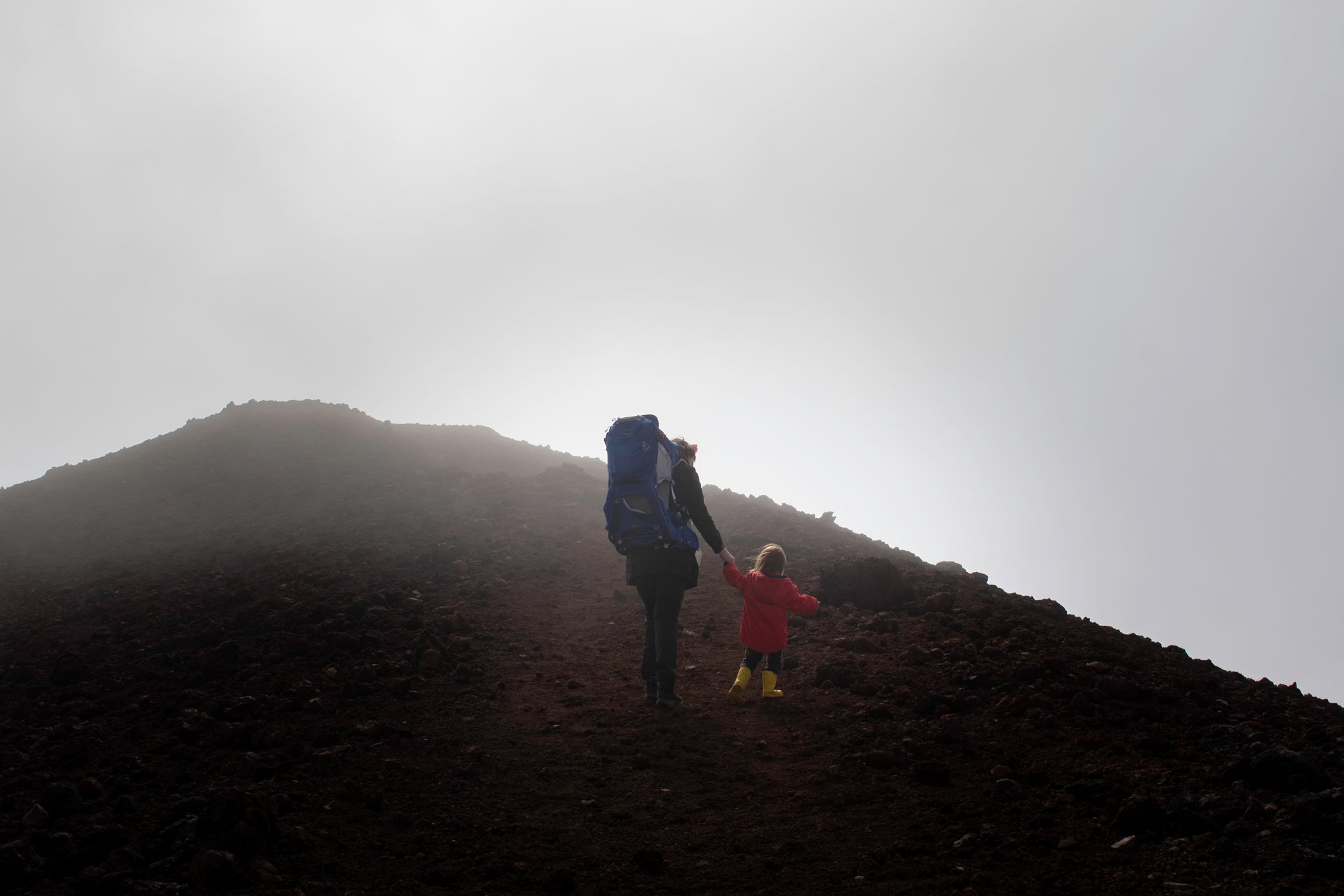 Mère et fille en randonnée en Islande