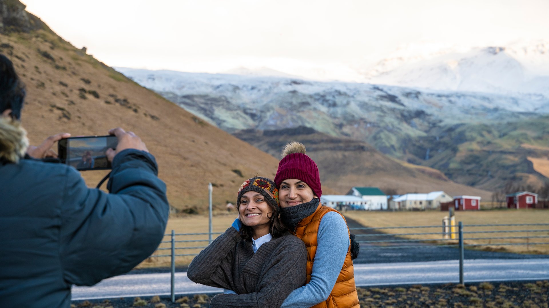Clients taking a selfie together on a relaxed private tour in Iceland