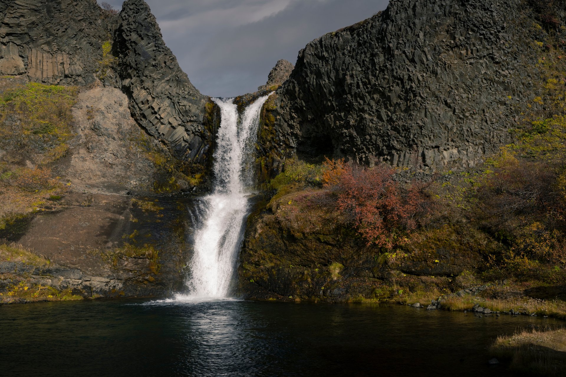 Waterfall in Gjáin surrounded by moss-covered rocks
