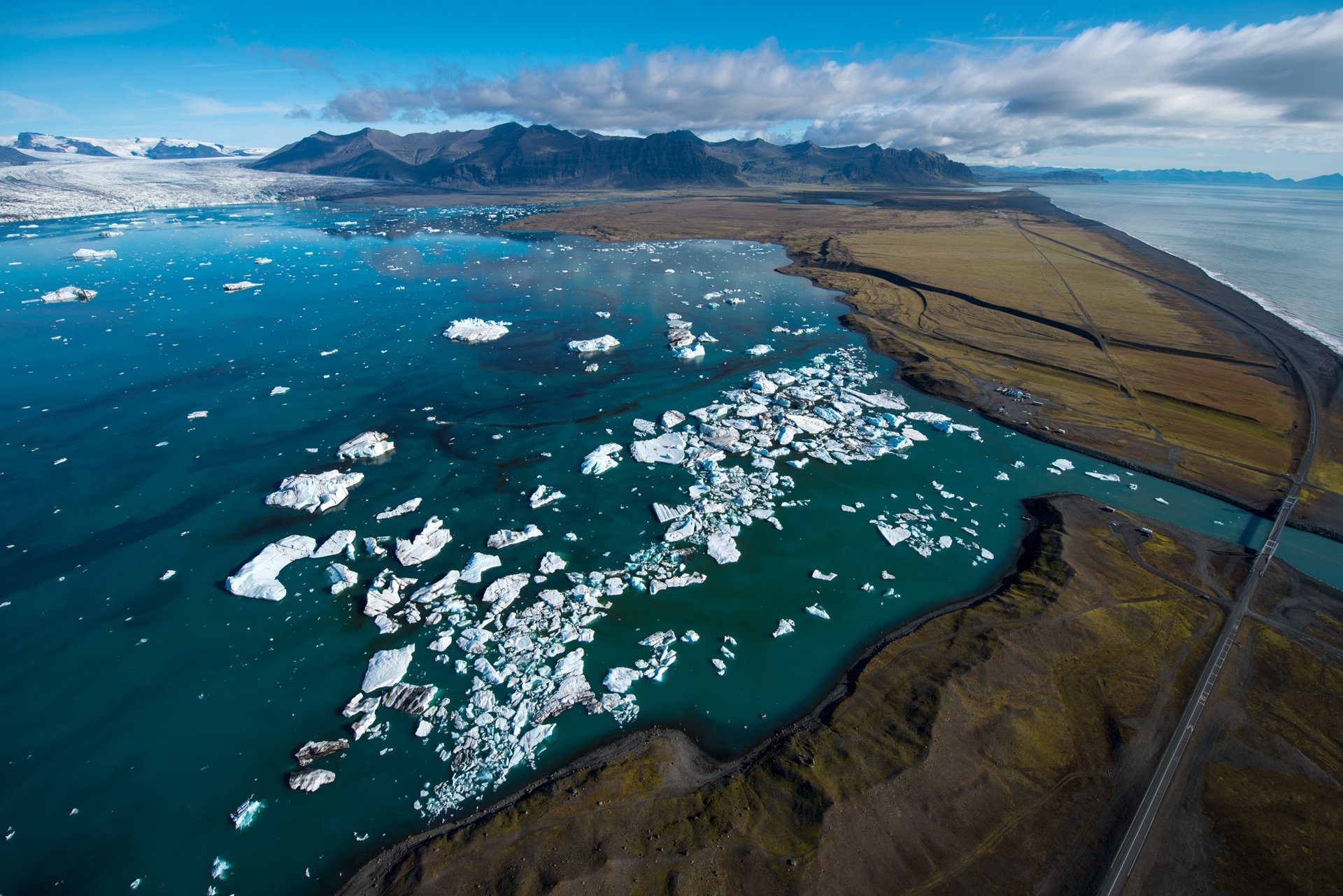 Private helicopter tour over Iceland's glaciers and Jökulsárlón with landings