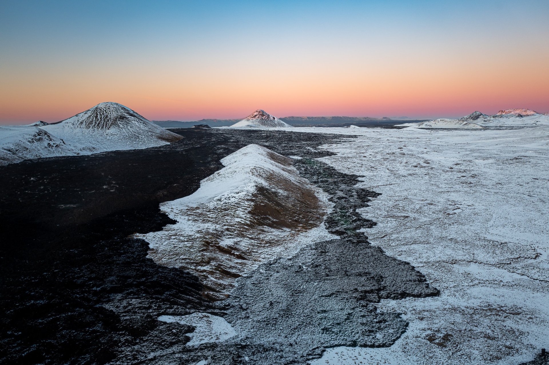 Perspective aérienne d'un cratère volcanique et terrain environnant