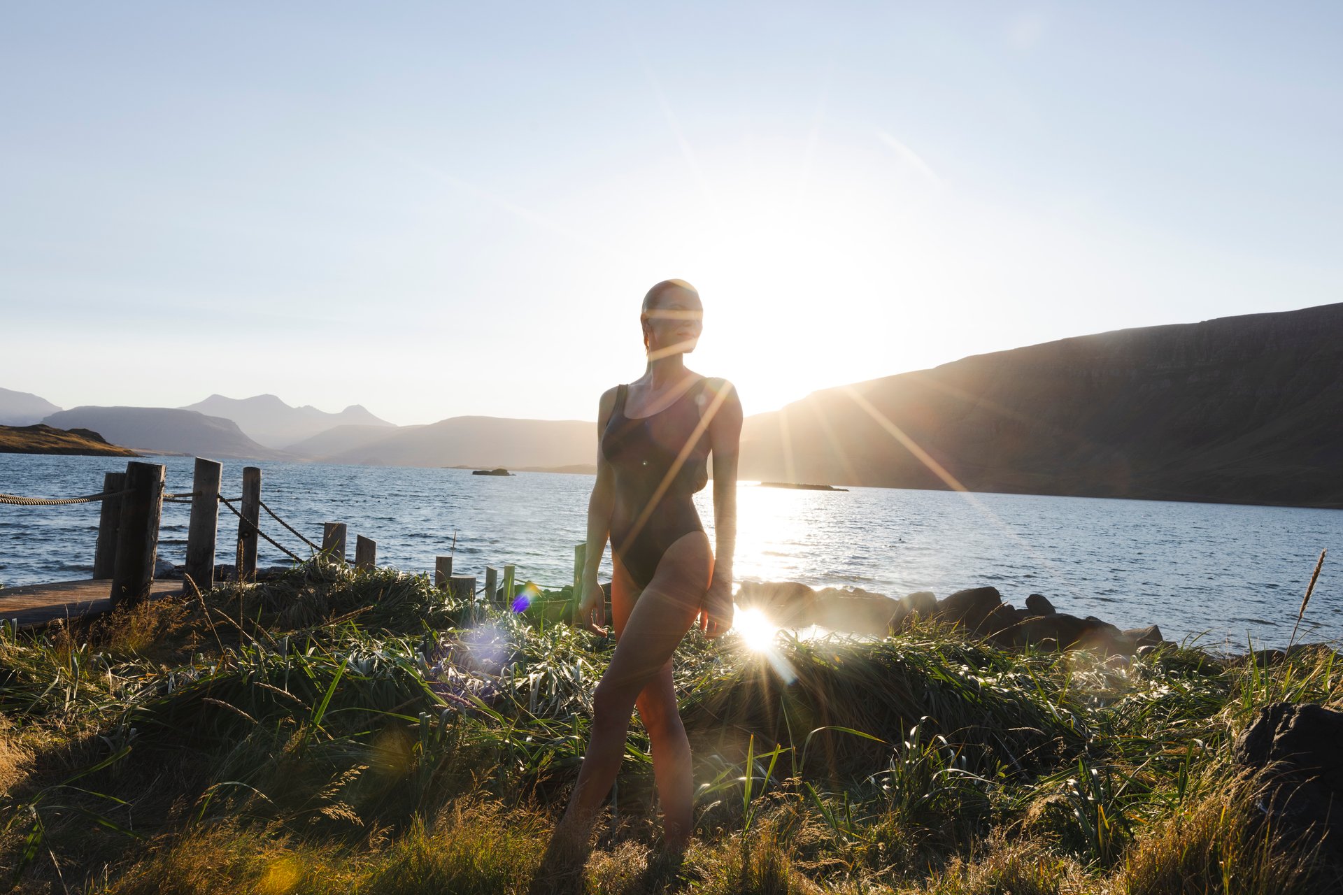 Plusieurs bassins à différentes températures intégrés au paysage côtier