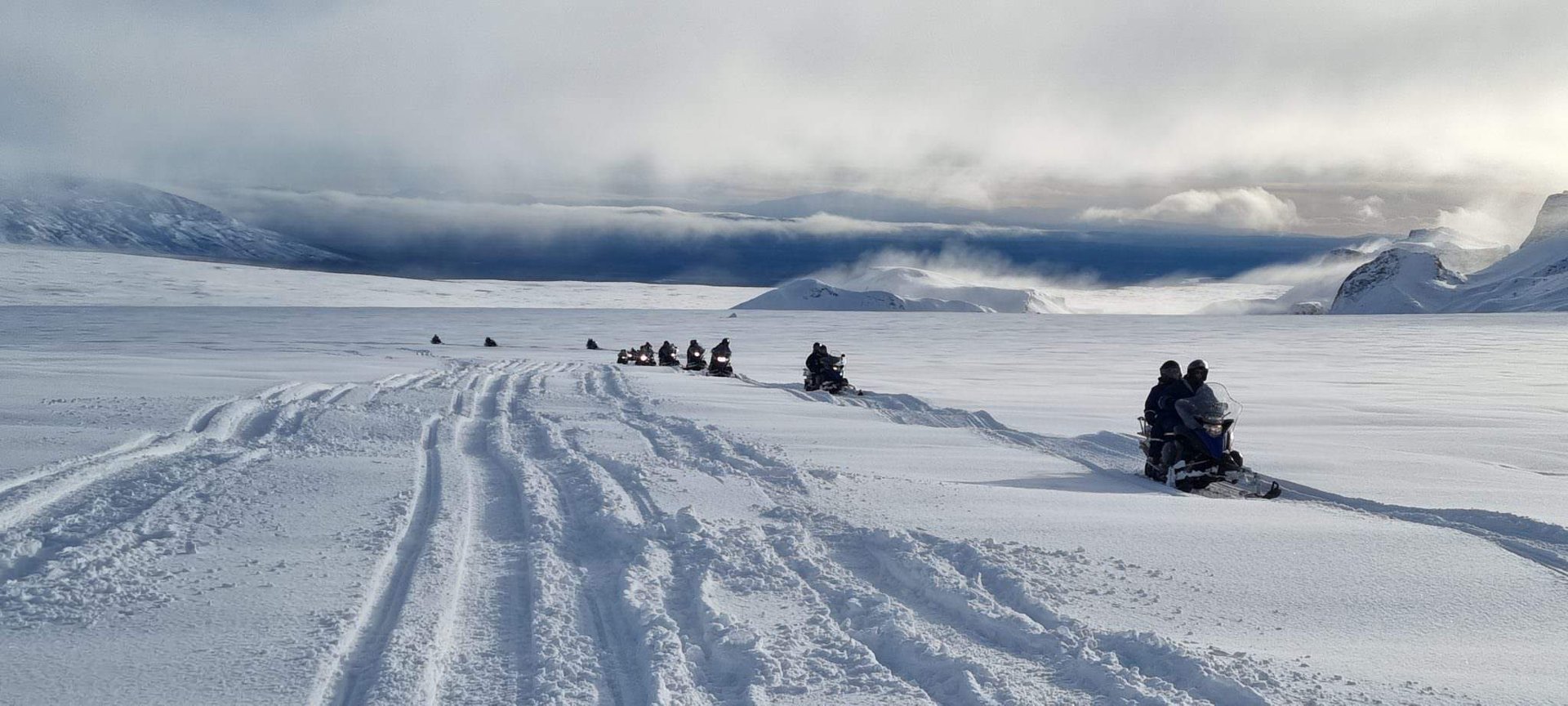 Vues panoramiques sur les montagnes depuis la calotte glaciaire Langjökull en motoneige