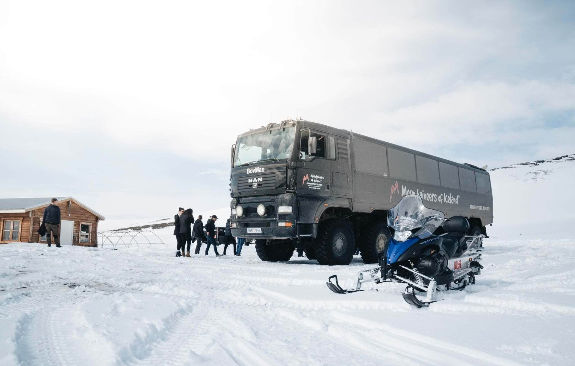 Super truck transportant les motoneigistes vers le glacier Langjökull