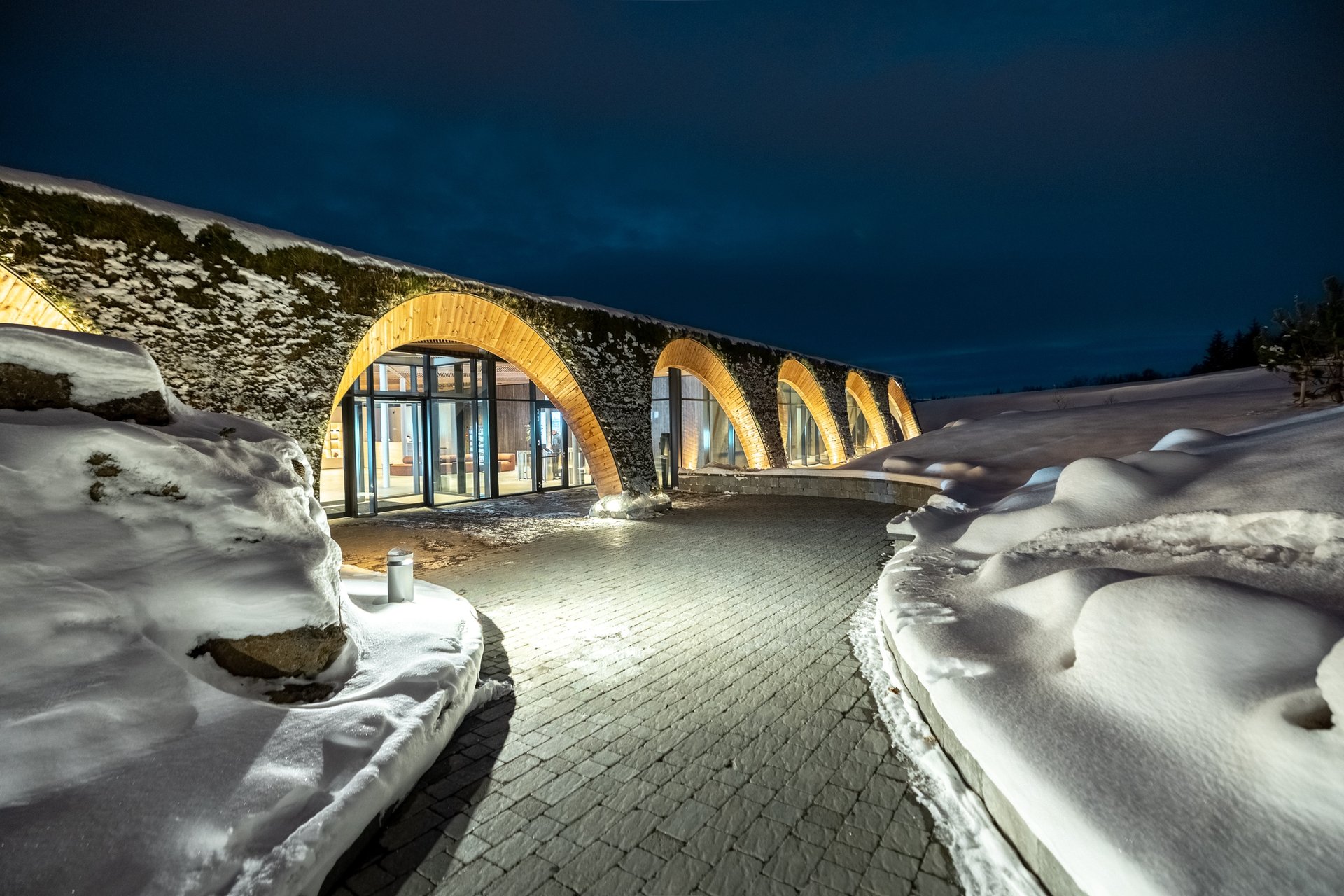 Lagon géothermique à deux niveaux avec montagnes en arrière-plan à Laugarás