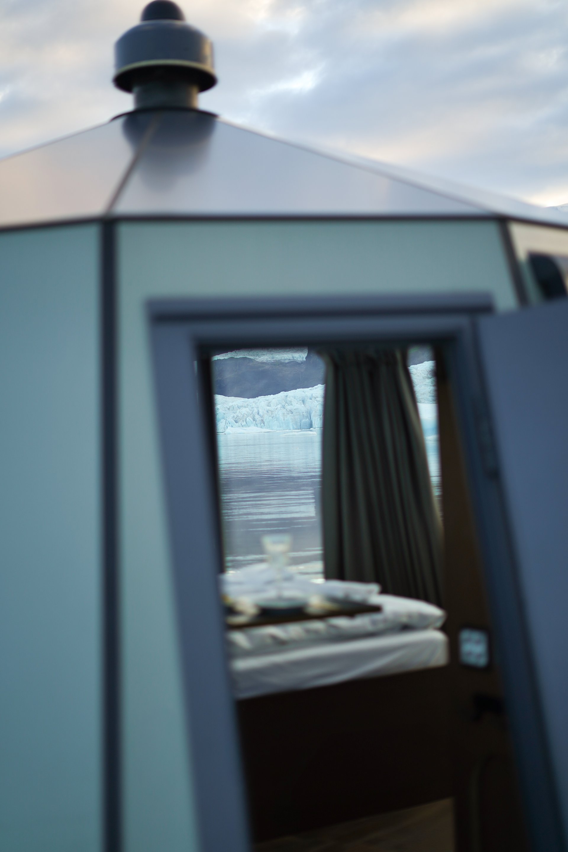 Exclusive floating accommodation on pristine Fjallsárlón at twilight