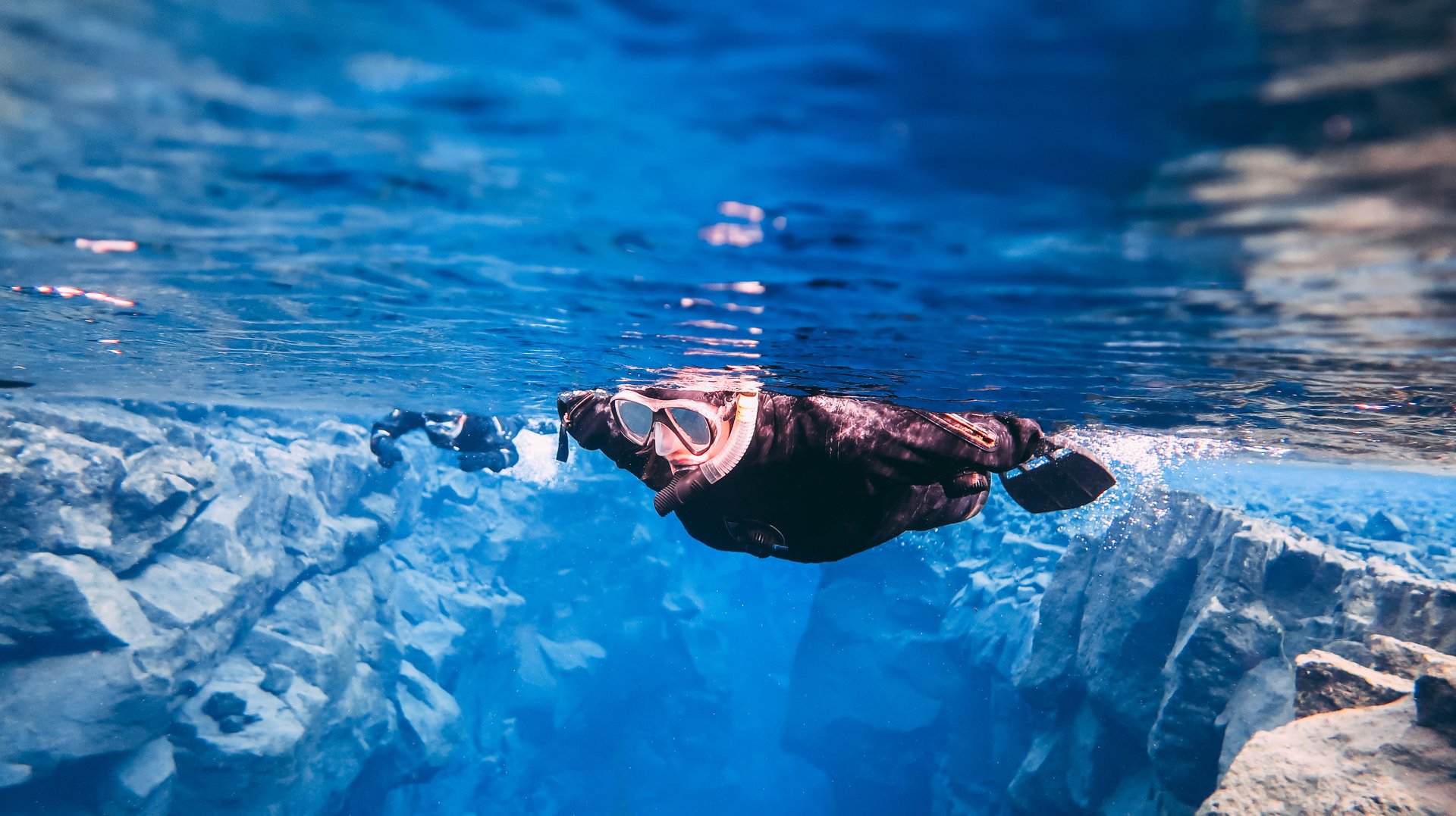 Snorkeling en combinaison étanche dans les eaux glaciaires de Silfra Islande
