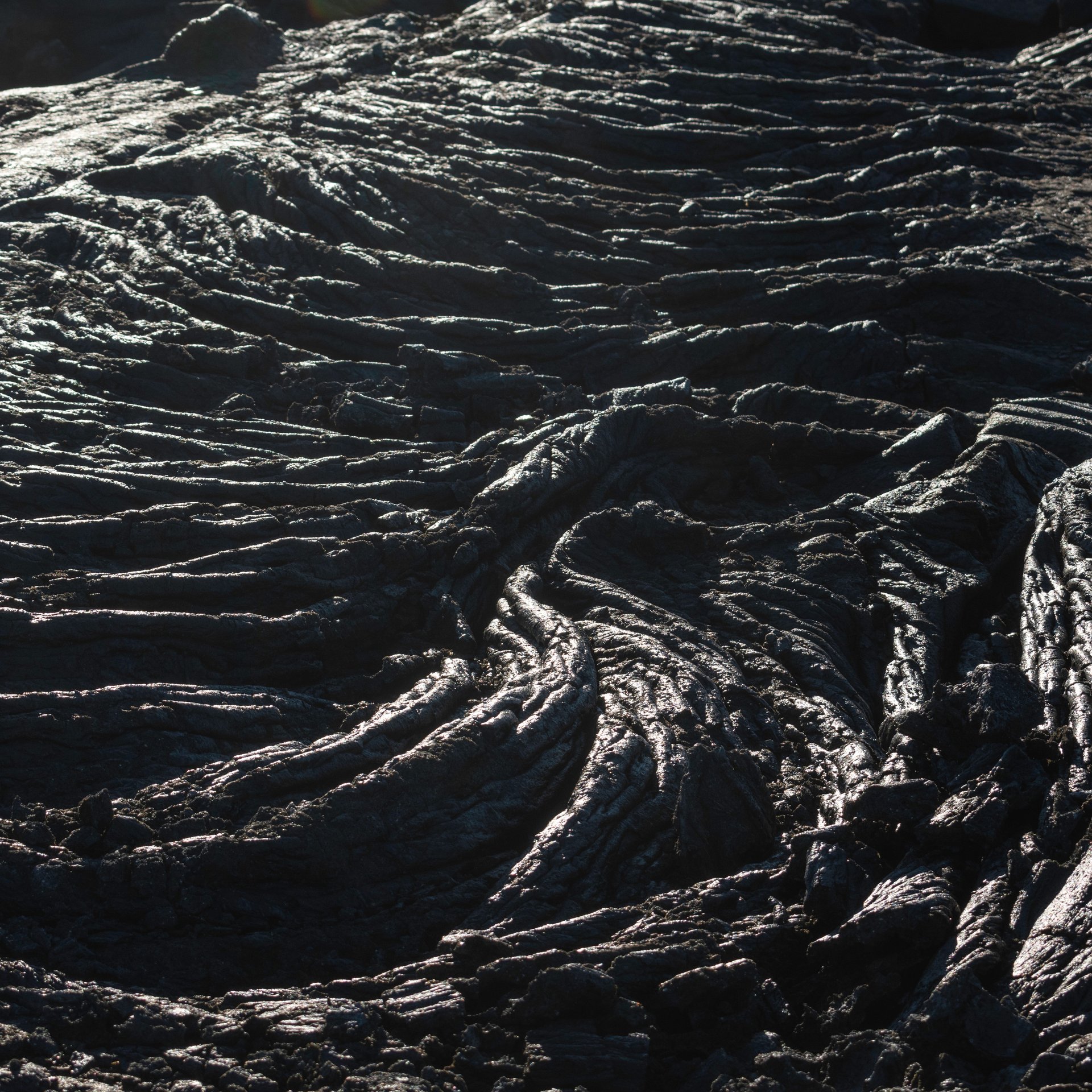 Hikers approaching the Fagradalsfjall eruption crater