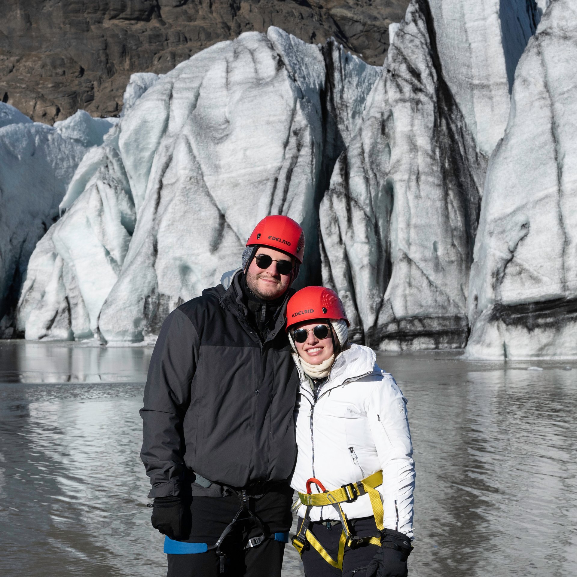 Crevasses bleues profondes et grottes de glace dans le glacier Sólheimajökull