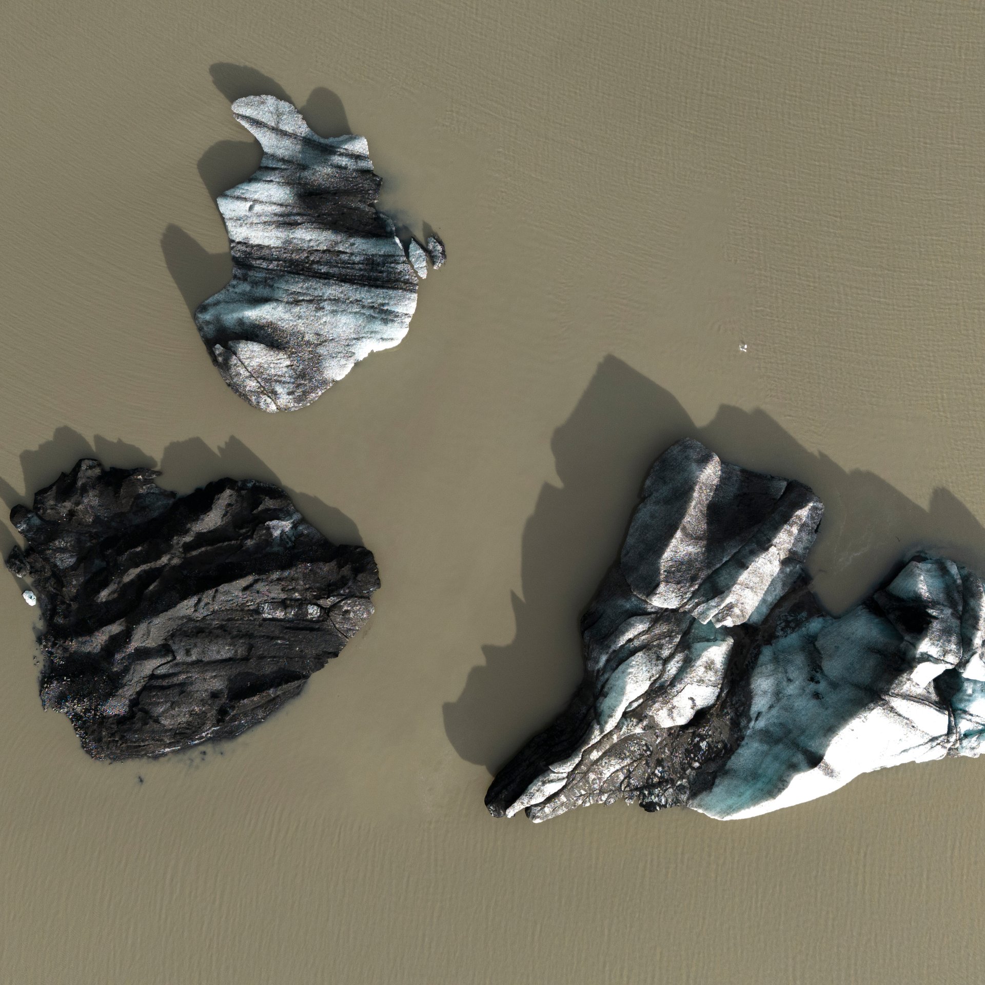 Équipement de sécurité glaciaire - crampons, harnais, casque et piolet