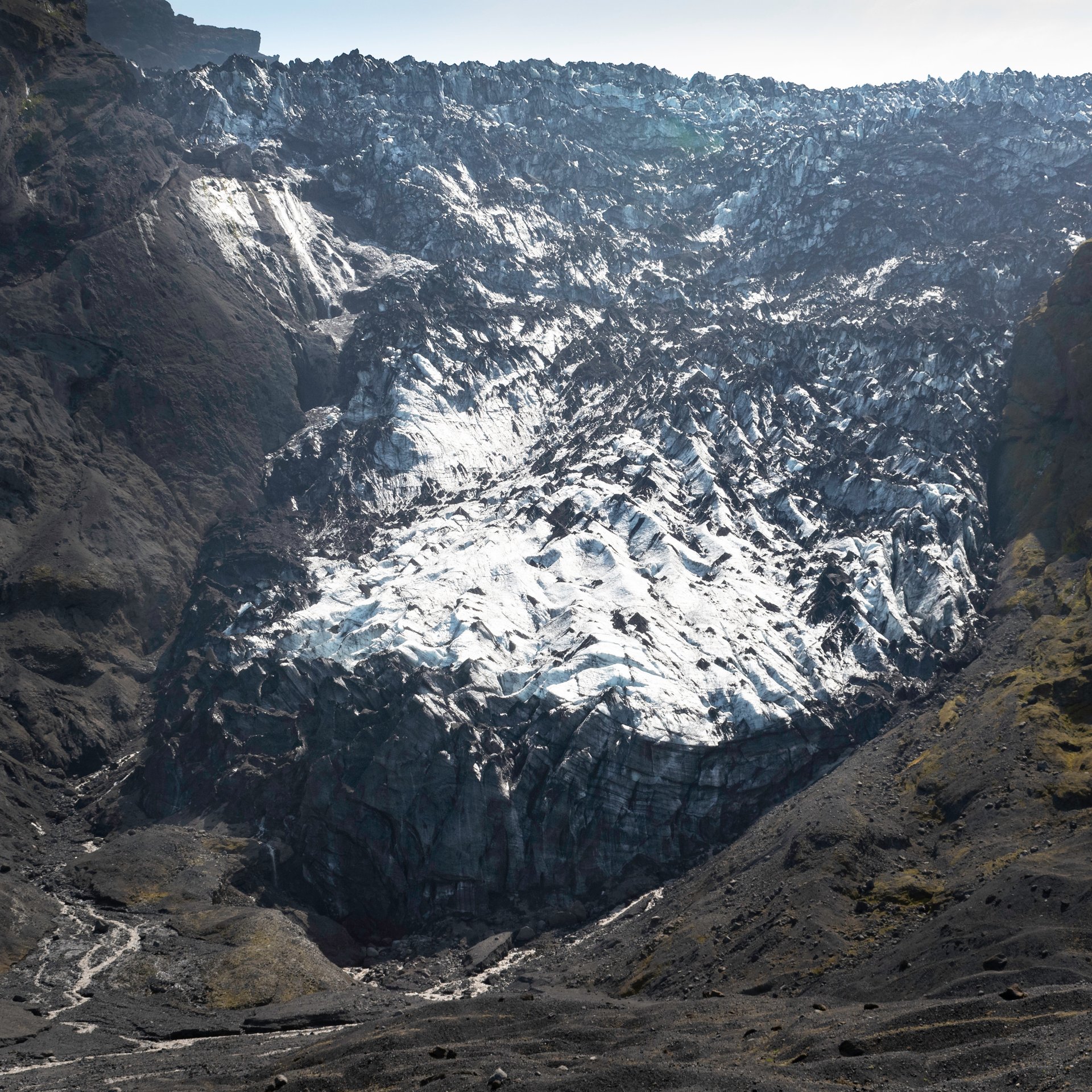 Highland hikers using chains to navigate Nauthúsagíl canyon