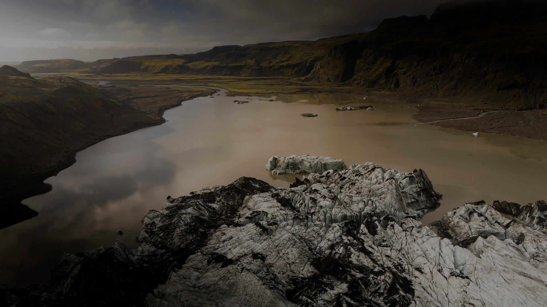 Aventuriers équipés de crampons explorant les formations de glace bleue du glacier Sólheimajökull