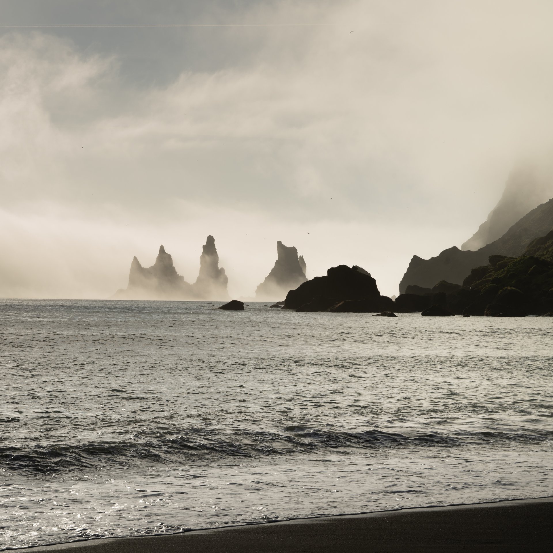 South Coast featuring Seljalandsfoss, Skógafoss waterfalls, Víkurfjara black beach and Sólheimajökull glacier