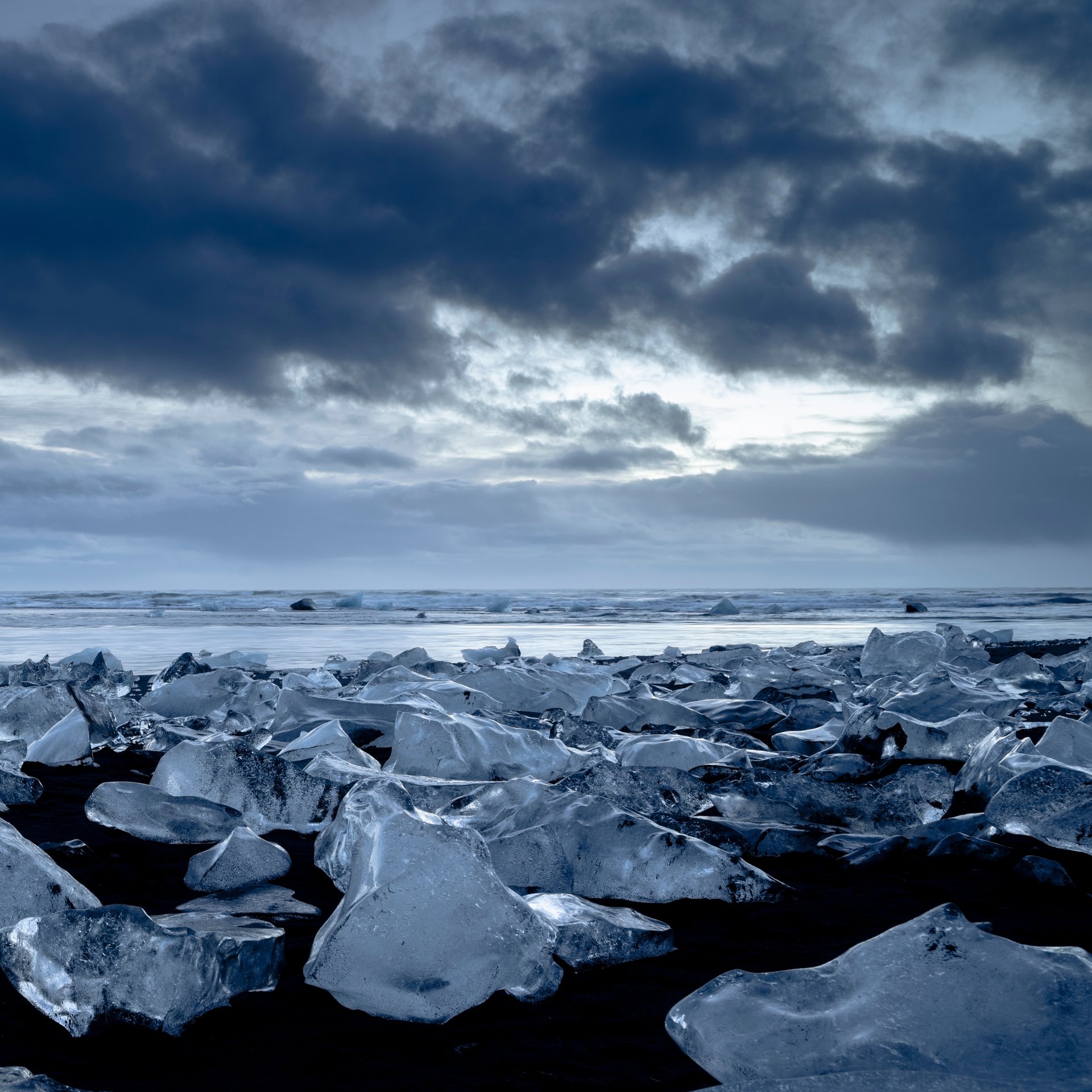Vatnajökull glacier lagoons featuring Jökulsárlón icebergs and Diamond Beach